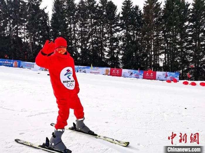 图为滑雪现场。　张添福 摄