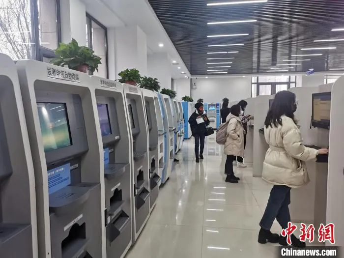 山西加速推动“智慧税务”建设。图为山西某办税服务厅自动办理区。　高瑞峰 摄