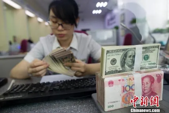 资料图：银行工作人员清点货币。　张云 摄
