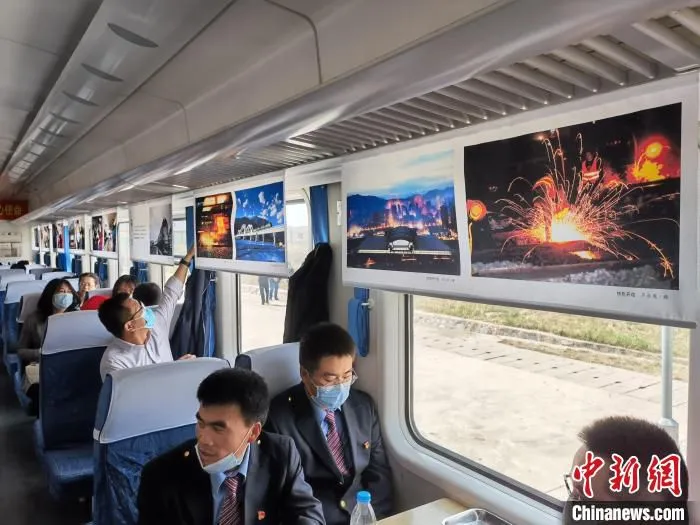 图为青藏铁路精神有关的挂画。　祁增蓓 摄