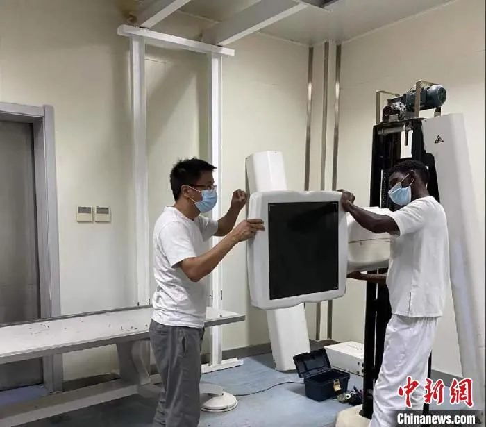 施工人员在安哥拉总医院项目进行X光机维修。　邵帅 摄