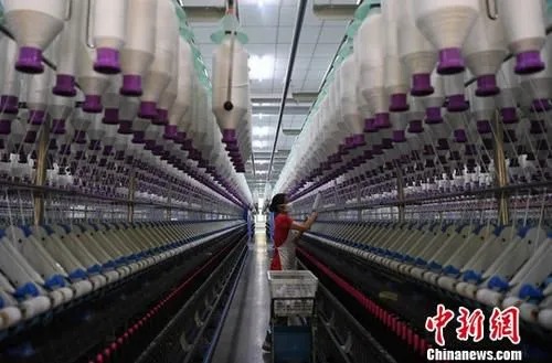 资料图：一家纺织厂工人在生产车间作业。(资料图片)中新社记者 张斌 摄