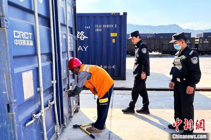 图为民警正在检查货物。　开远铁路公安处供图