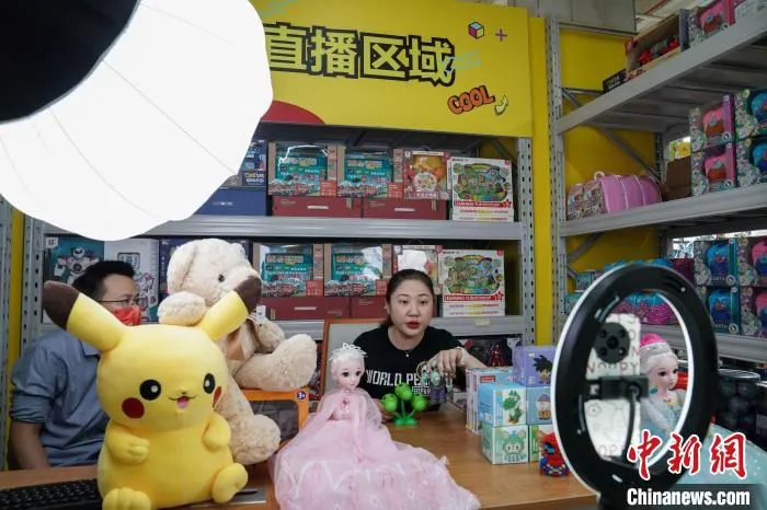 电商主播在贵港义乌小商品城直播带货。　王以照 摄