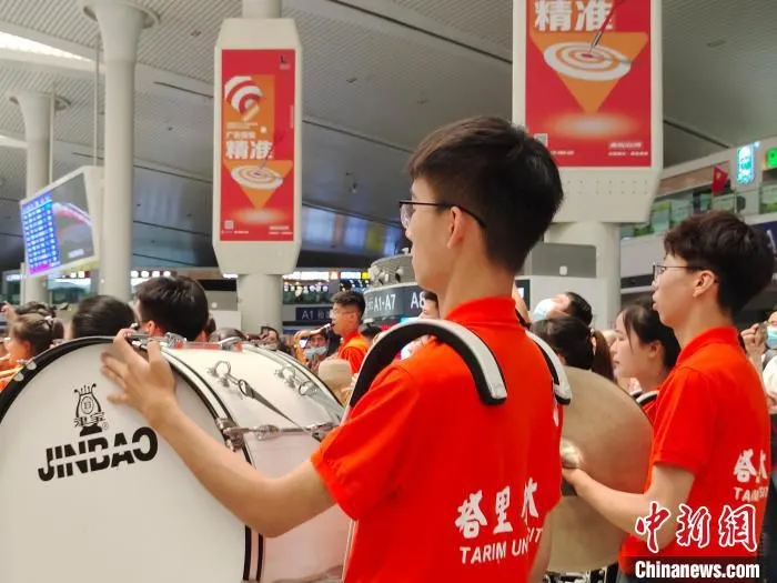 塔里木大学军乐团的学生正在进行演奏。　金果 摄