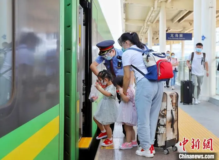 杭州客运段列车乘务员做好旅客乘降组织。　周围 摄