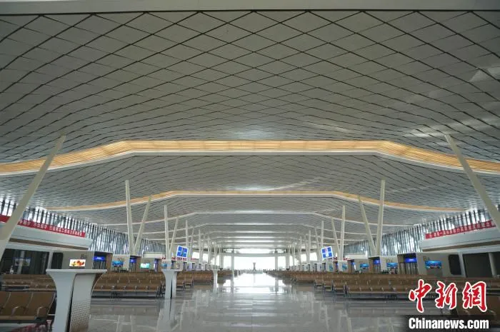 图为郑州航空港站候车大厅。　韩章云 摄