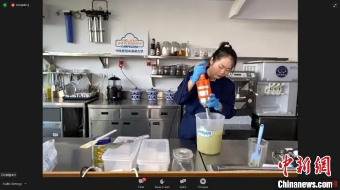活动嘉宾线上演示意大利手工冰激凌制作。　起钰婷 摄