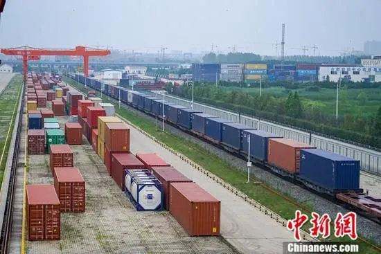 资料图为中国铁路上海局合肥货运中心整装待发的中欧班列。中新社发 吕晋 摄