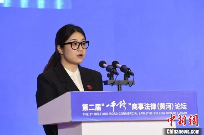 图为新加坡驻华使馆参赞兼政务处主任郭雪婷进行演讲。　崔琳 摄