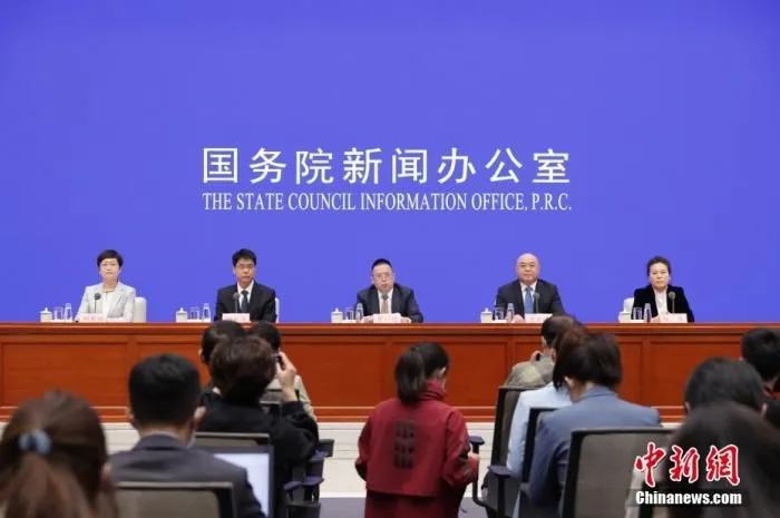 4月20日，中国国务院新闻办公室在北京举行新闻发布会，请农业农村部总农艺师、发展规划司司长曾衍德，农业农村部种植业管理司司长潘文博，农业农村部畜牧兽医局局长杨振海，农业农村部市场与信息化司负责人陈萍介绍2022年一季度农业农村经济运行情况，并答记者问。 中新社记者 杨可佳 摄
