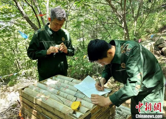 河北地勘人员在编录地质岩芯。　李智斌 摄