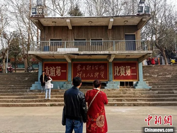 游客打卡电影《你好，李焕英》取景地湖北卫东机械厂(资料图) 胡传林 摄