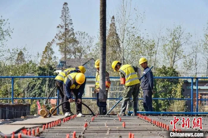 施工人员正在浇筑巢马城际铁路的“千吨级箱梁”。 何雨霏 摄 施工人员正在浇筑巢马城际铁路的“千吨级箱梁”。 何雨霏 摄