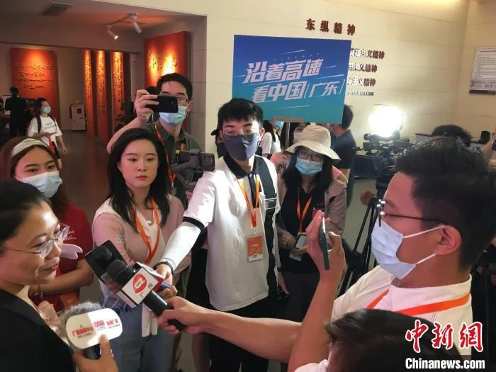图为“沿着高速公路看中囯(广东)采访团”在罗浮山东江纵队纪念馆采访。　宋秀杰摄 摄