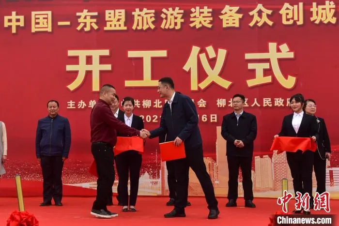 柳北区政府与企业业主现场签约。　王以照 摄
