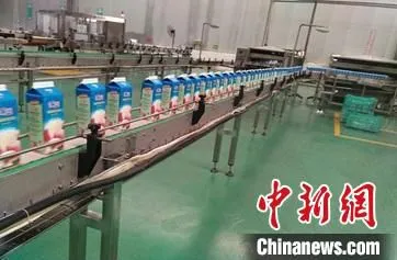 图为汇源集团顺平工厂的桃汁生产线。　受访者供图