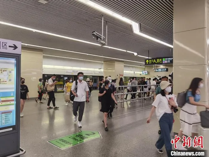 乘客从17号线换乘2号线 浦帆 摄