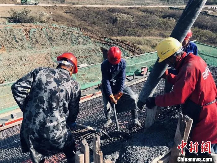 施工人员正在进行水泥浇筑。　华新平 摄