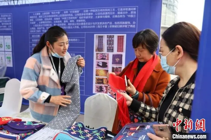 图为扶贫车间产品展销对接会吸引市民围观。　杨泽胜 摄