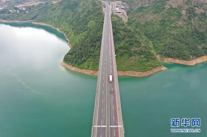 4月8日，车辆行驶在G42沪蓉高速三峡库区段。新华网 向进 摄