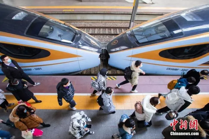 2022年1月3日，刚下车的旅客在南京火车站准备出站。当日是元旦假期最后一天，外出游玩、探亲的旅客陆续返程，铁路迎来返程客流。 图片来源：ICphoto