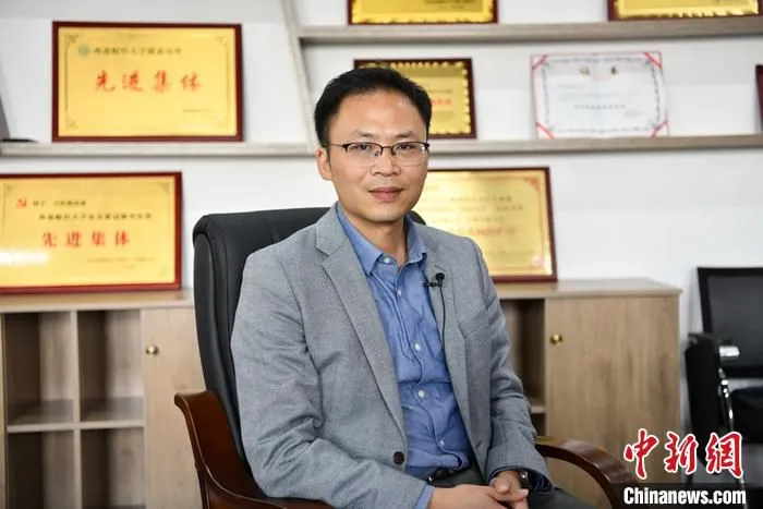李涵接受中新网记者采访。 张浪 摄