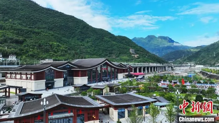 郑渝高铁兴山站启动运营　周星亮 摄
