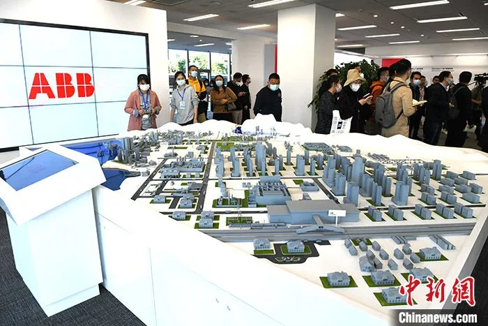 图为12月8日，媒体参观ABB厦门工业中心。 中新社记者 王东明 摄
