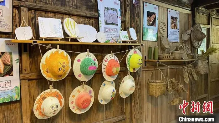 红色研学基地内学生编织的手工艺品。　钱晨菲 摄