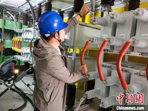 图为国网青海电科院试验人员开展“新能源储能电站高电压穿越试验平台”耐压能力测试。　杨军 摄