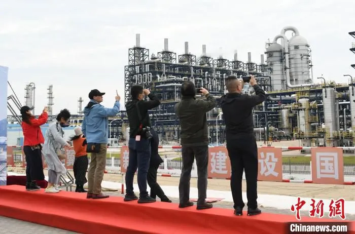 2021“行走中国·海外华文媒体漳州行”主题采访活动走进古雷开发区。　王东明 摄
