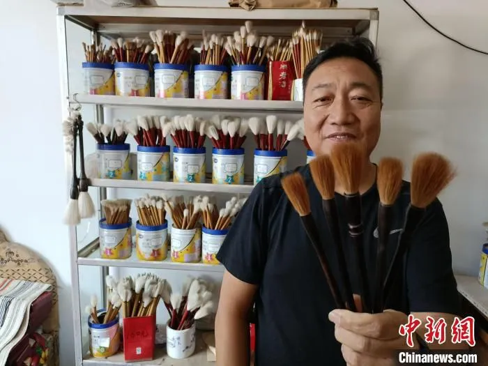 “崔氏毛笔”第三代传承人崔志刚展示手工制作的“狼毫小提”毛笔。 王天译 摄 “崔氏毛笔”第三代传承人崔志刚展示手工制作的“狼毫小提”毛笔。 王天译 摄