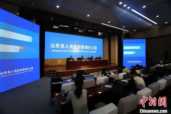 11月18日，山东省医保卡跨省结算、普通门诊省内和跨省联网结算正式开通。　冯浩 摄