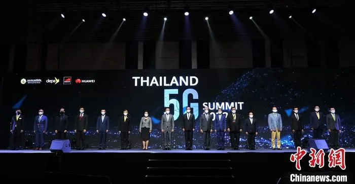 6月16日，2022年泰国5G峰会在曼谷举行，泰国总理巴育主持开幕式并见证“泰国5G联盟”成立。此次峰会由泰国数字经济和社会部、数字经济促进局和华为公司等共同举办，逾千名政府官员、研究人员、合作伙伴等在线下集聚一堂，讨论5G如何能使数字化转型，为产业创造新价值。 中新社发 华为技术(泰国)有限公司 供图 　