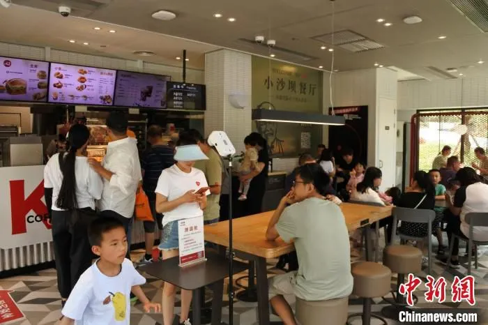 图为位于小沙坝服务区内怒江全州第一家肯德基。　罗婕 摄