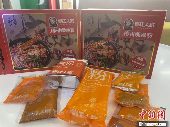 “柳江人家”螺蛳粉样品。　麦媛媛 摄