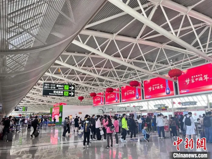 春节假期的三亚航站楼。　李敬萱供图