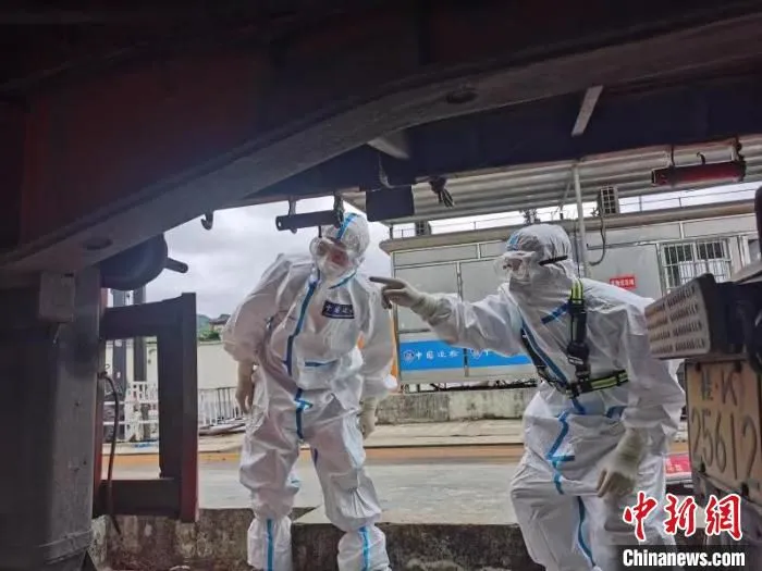 口岸工作人员对车辆进行通关查验作业。　广西商务厅供图
