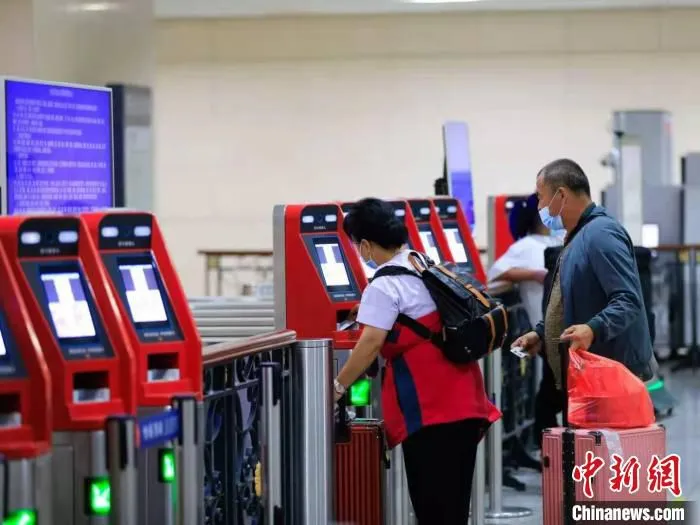 旅客检票进站。　原勇 摄