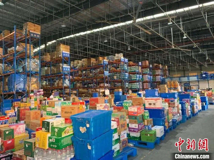 图为等待配送的生活用品等快消品。　李韵涵 摄