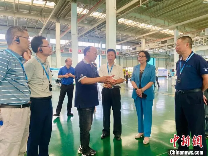 图为课题调研组在江西景德镇考察调研。　潘安 摄