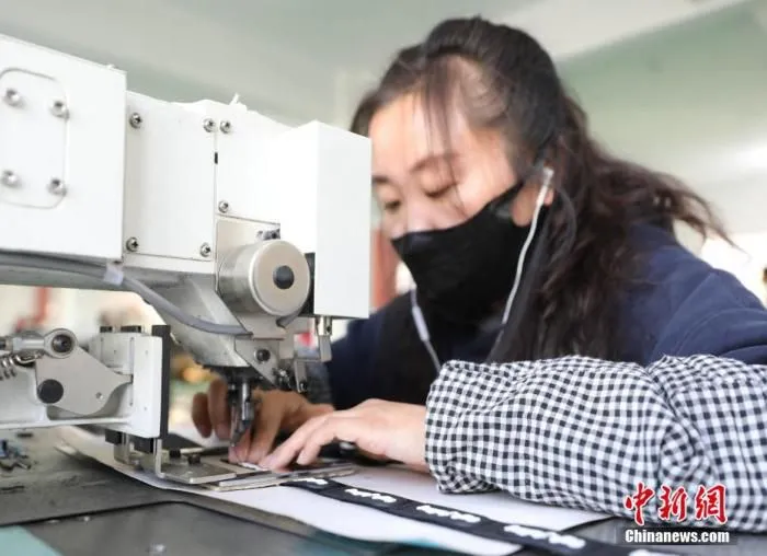 12月8日，河北京南·固安高新技术产业开发区工业园里，河北远航渔具有限公司的工人正在加工渔具配套标识。中新社记者 宋敏涛 摄 