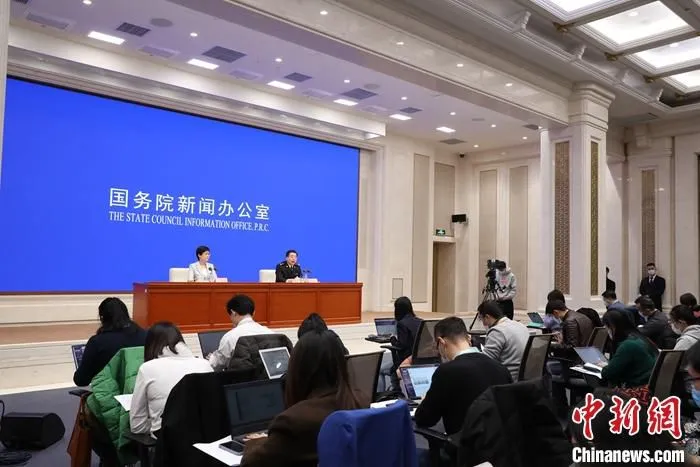 1月14日，中国国务院新闻办公室在北京举行新闻发布会，海关总署新闻发言人、统计分析司司长李魁文介绍2021年全年进出口情况，并答记者问。 中新社记者 杨可佳 摄