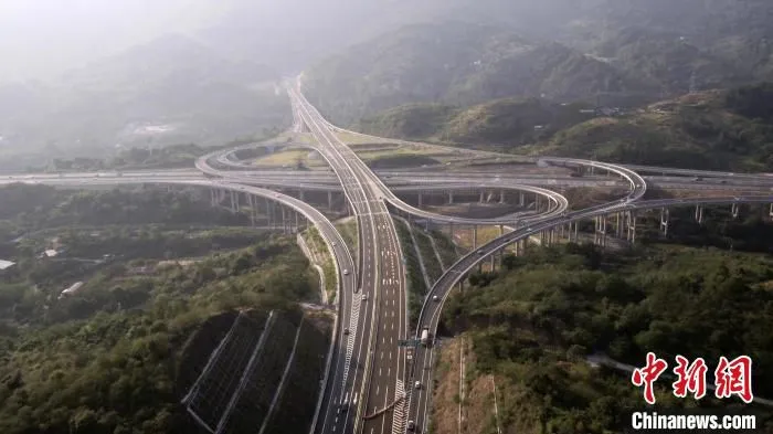 图为合长高速的一段。　重庆市交通局供图