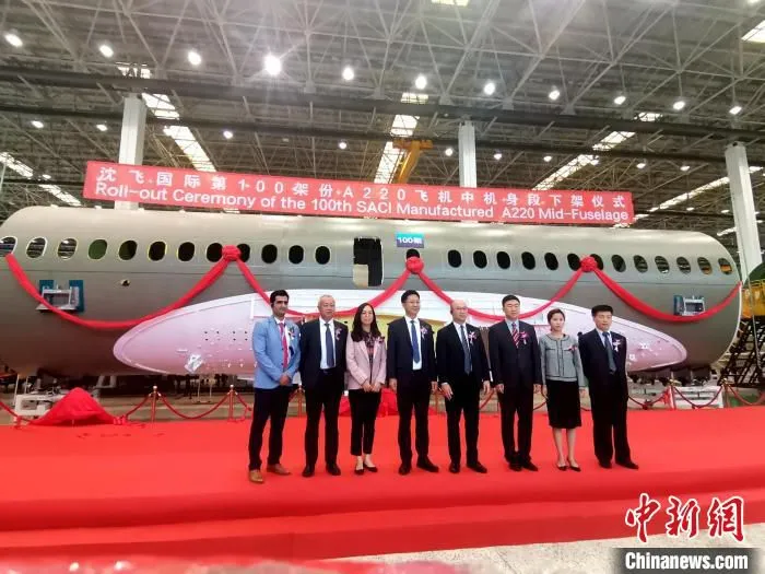 双方领导在仪式上合影留念。　赵桂华 摄