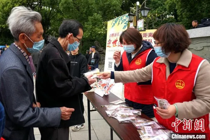 福州市民和游客领取免费的茉莉花苗。　叶秋云 摄