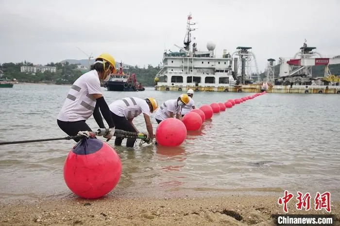 4月8日，中国移动海南至香港国际海缆香港侧成功于香港舂坎角登陆。该海缆是连接香港到海南的第一条国际海缆，也是支撑海南自贸区建设的重要通信基础设施。海南至香港海缆连接海南文昌、珠海横琴以及香港舂坎角，海南侧已于上月在海南文昌登陆。海南至香港主干段总长度约562公里，珠海分支段长度约113公里，为16纤对超大容量中继海缆系统。中国移动国际供图