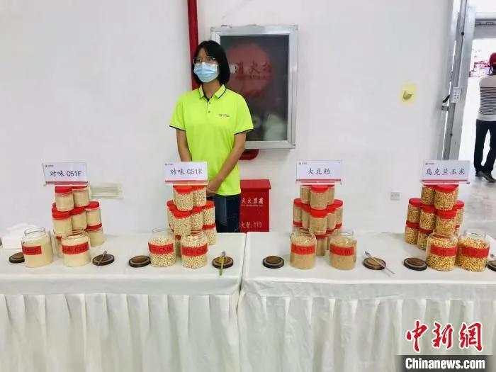 图为投产仪式现场展示的进口粮食及产品。　张伟 摄