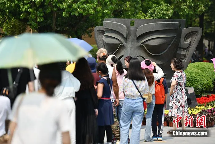 图为5月2日，民众参观三星堆博物馆。 中新社记者 张浪　摄